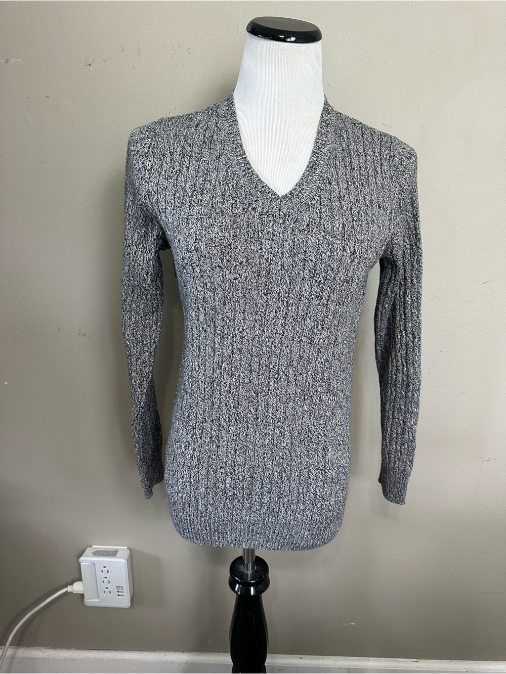 Kim Rogers women’s size M long sleeve V-neck knit sweater black/white print